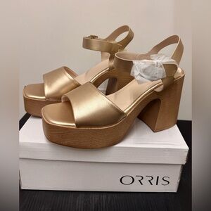 NWT Women's Elegant Gold Platform Heels